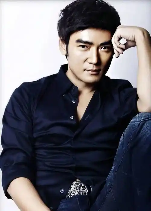 事业上面有了质的飞跃,在感情方面焦恩俊也是在当红时就公布了婚讯.