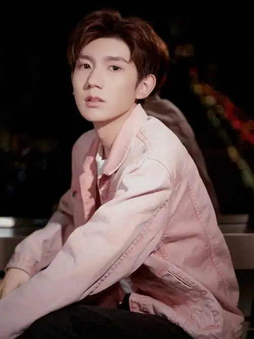 王源粉色牛仔外套帅气写真图片26