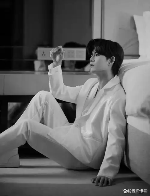 任嘉伦白衣少年来袭,从里白到外,头发上的小卡子可可爱爱