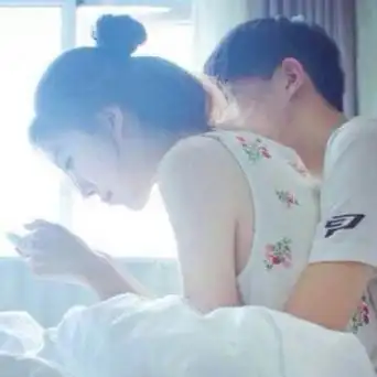 拥抱在一起的情侣头像两张