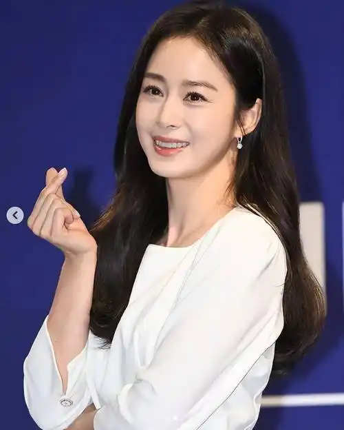 金泰希简直人间仙女,43岁肌肤白皙零细纹,网友:空气有