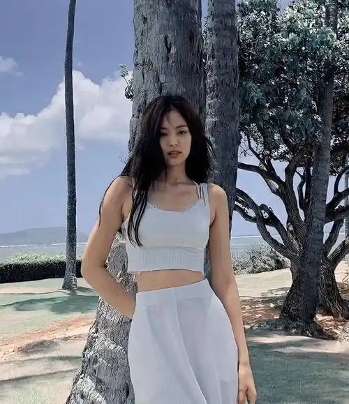 是十分少见的,金珍妮身材瘦而不柴,那诱人的直角肩是很多人健身的目标