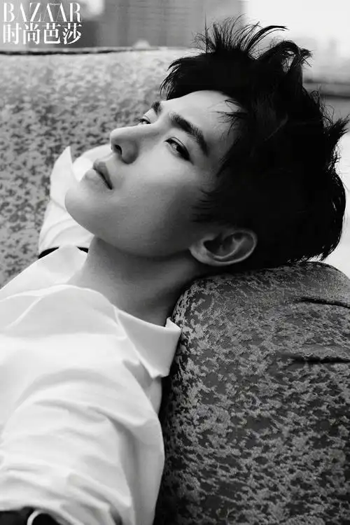 杨洋最新大片(杨洋红色衬衣时尚杂志)