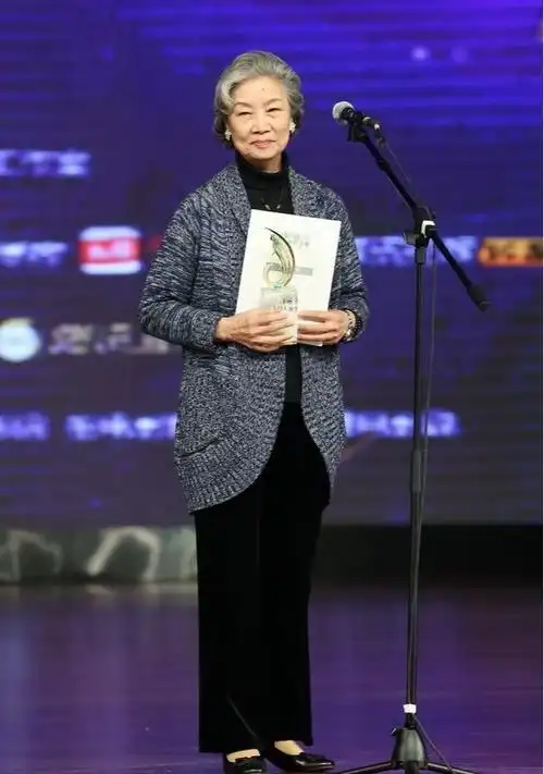 吕中当评委坐中间,白发苍苍自然老去,但穿高领配背心气质端庄!