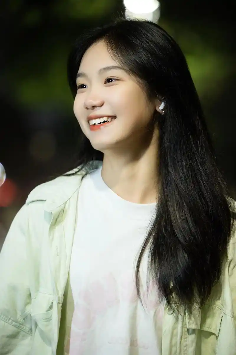 侧脸女生.#拍照 #甜美女孩 #甜妹 #笑容最治愈的女孩 # - 抖音