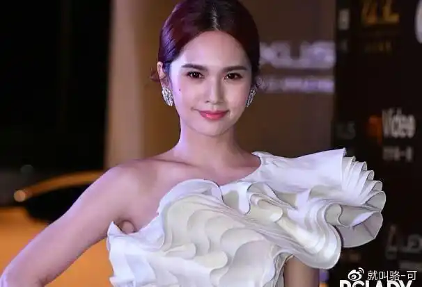 杨丞琳晒海岛度假泳装照网友:李荣浩好眼力