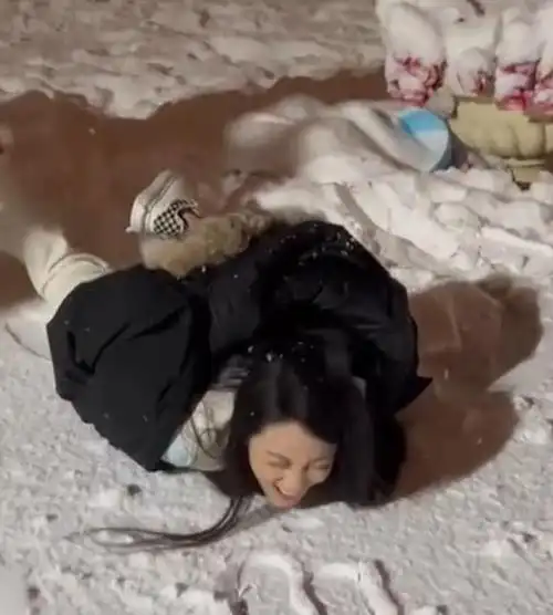 吉林小姐姐雪中用脚画兔子,上一秒还乐呵,下一秒悲剧了