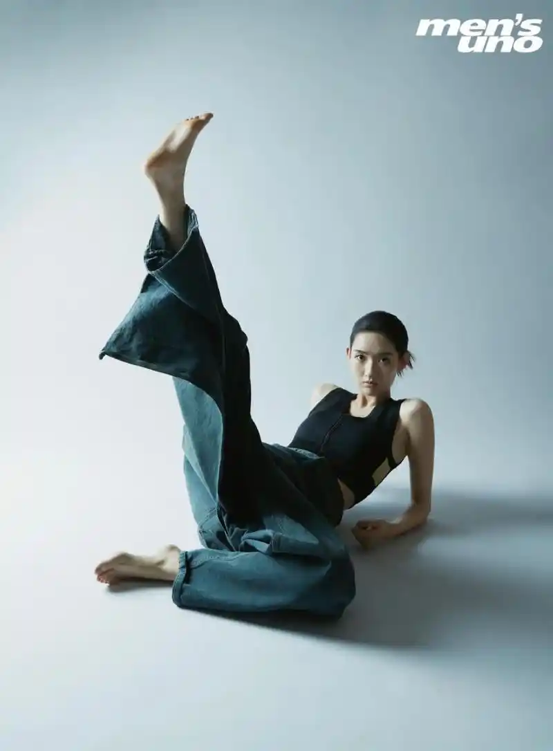 王玉雯美丽的脚杂志大片,如同春日的花园,温暖而美丽.