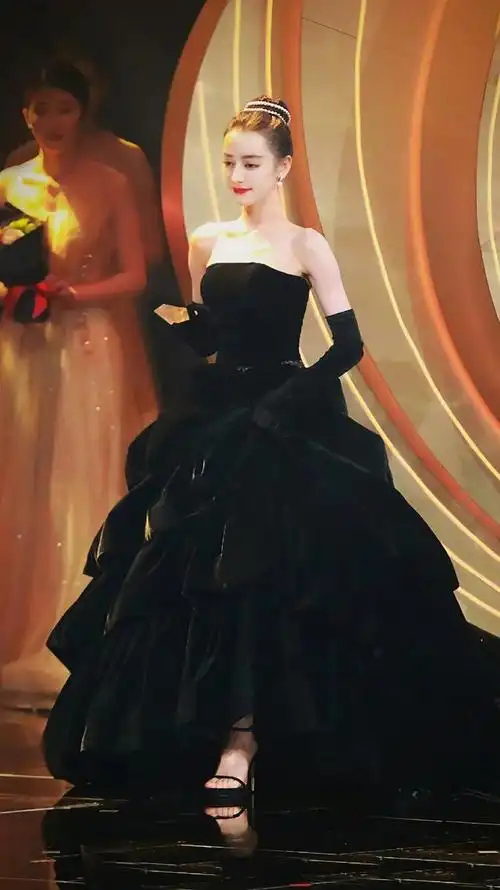 迪丽热巴赫本风造型直接封神