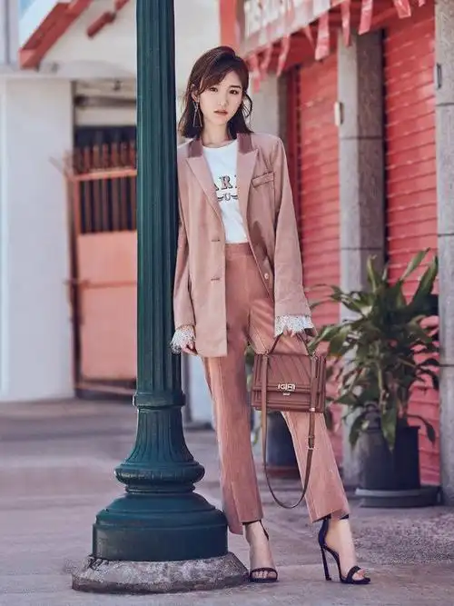 被渣男骗又被亲爹坑甜美女孩毛晓彤不惧生活困难变身酷女孩