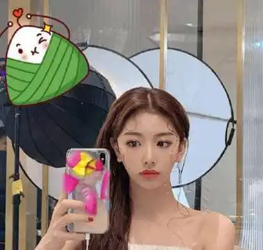 因此很多网友在看到孔雪儿小时候的照片之后,都觉得现如今的她和小