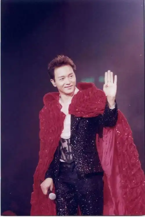 张国荣的舞台魅力,预留给这个时代的超前讯息,15年未曾走远