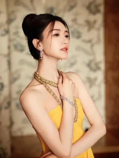 微博之夜##毛晓彤黄色蓬蓬公主裙