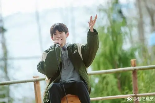 《哈哈农夫》@tfboys-王源 穿绿色军大衣献唱,弹吉他的样子超帅