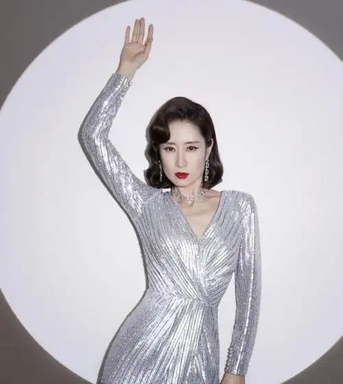 刘敏涛到中年仍"赶时髦",印花t恤配阔腿裤洒脱时髦,减龄大气