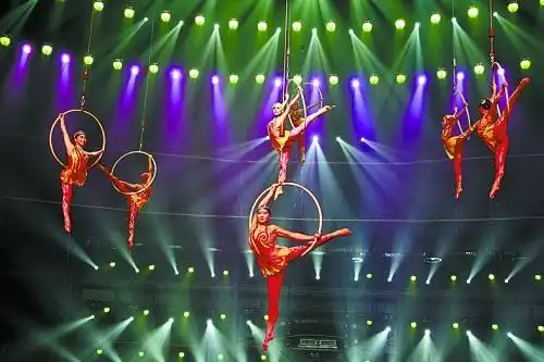 创意杂技节目高难度太空漫步