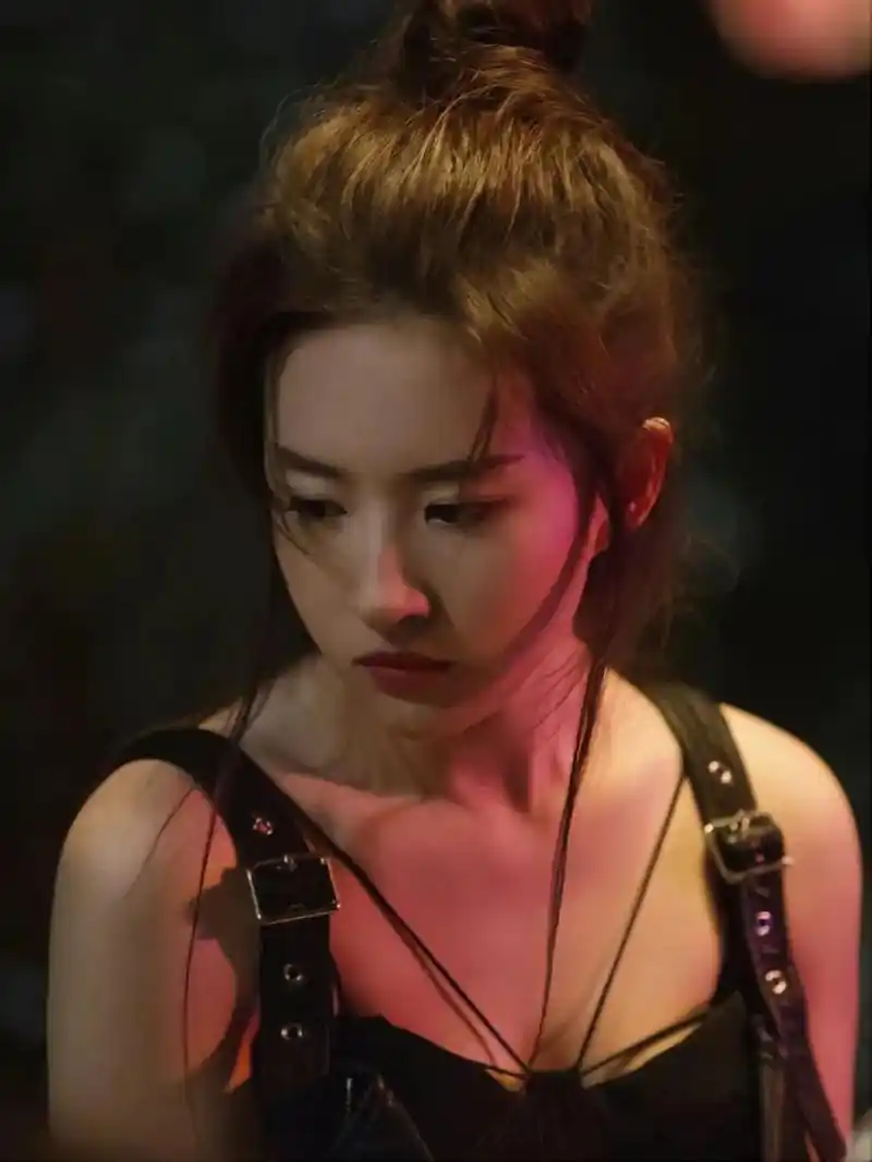 刘亦菲黑色吊带裙装扮,真的太酷了,又很时尚!