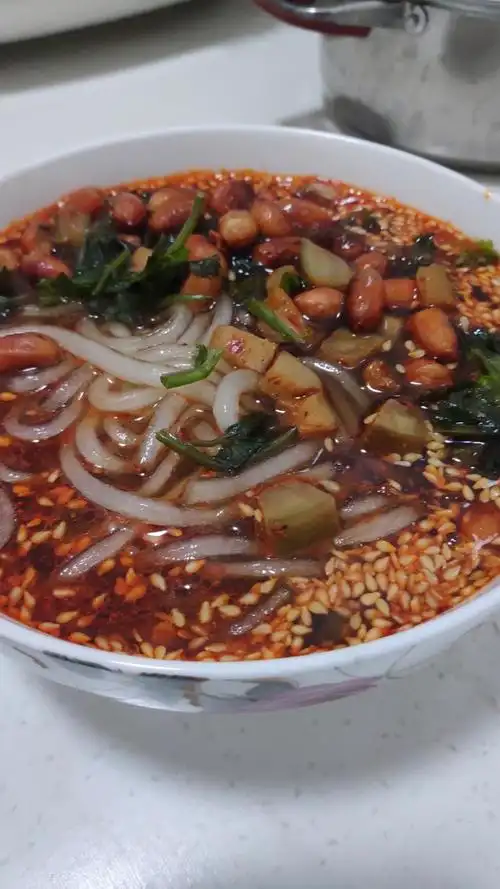 英桃女做的家庭版酸辣粉