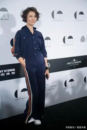 48岁柯蓝气质不错,留大卷短发穿宝蓝色运动套装,清爽干练又优雅