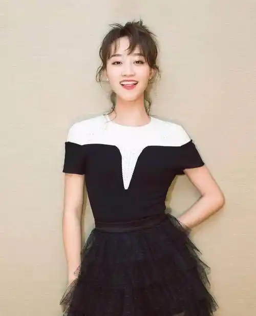 90后元气少女蓝盈莹不仅演技惊艳众人穿衣水平更是迷倒网友