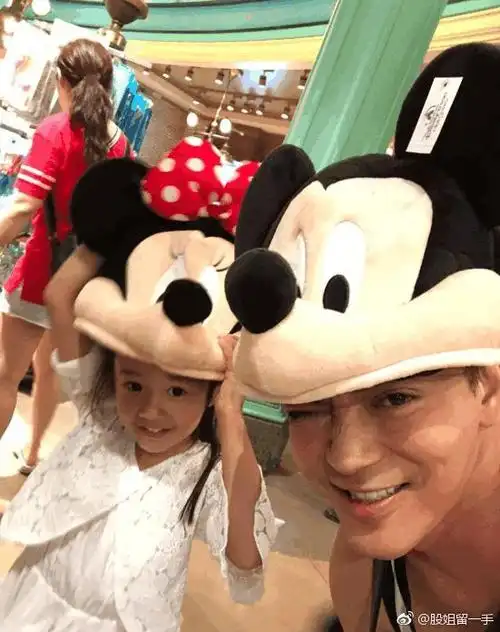 四口在城堡面前一起合了照,看的出来这番打扮也是下了些心思,一家人都