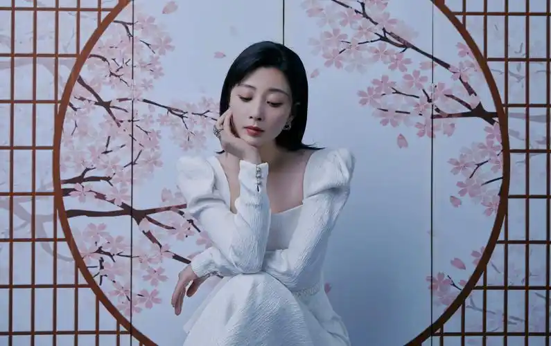 殷桃身着法式复古白裙亮相 长发披肩尽显温柔知性