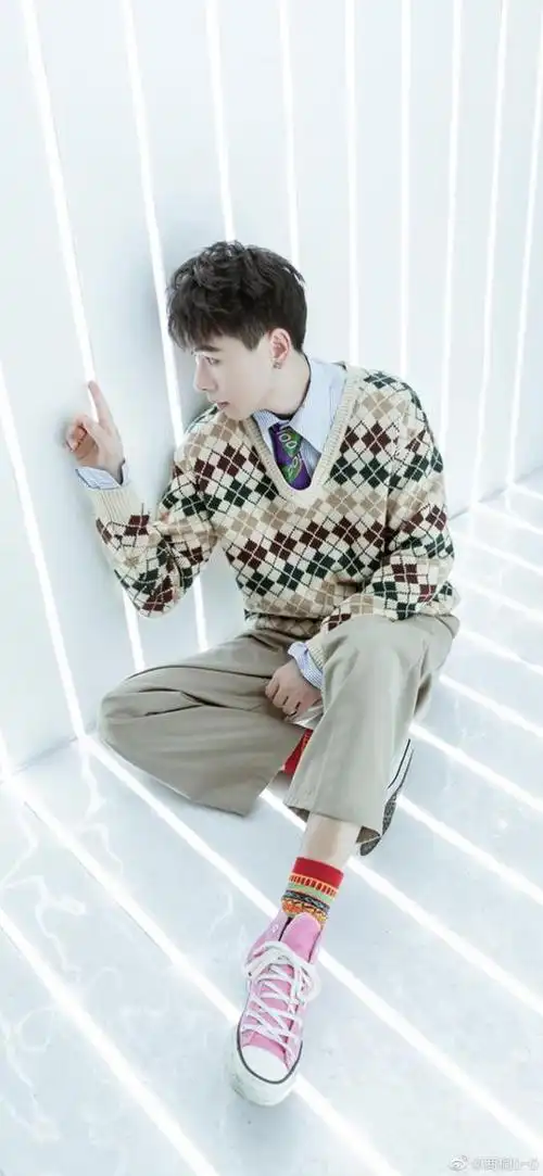 一直都很温柔苏甜的商桐,这一次将在游戏《如梦下弦月》中,为"狂拽