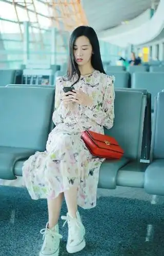 陈都灵是怕被风刮走在身上挂块红砖头意外好看也是绝