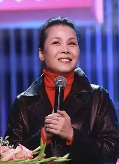 巅峰时隐退,因病险些离世,无儿无女,嫁小丈夫却被宠上天_田震_音乐