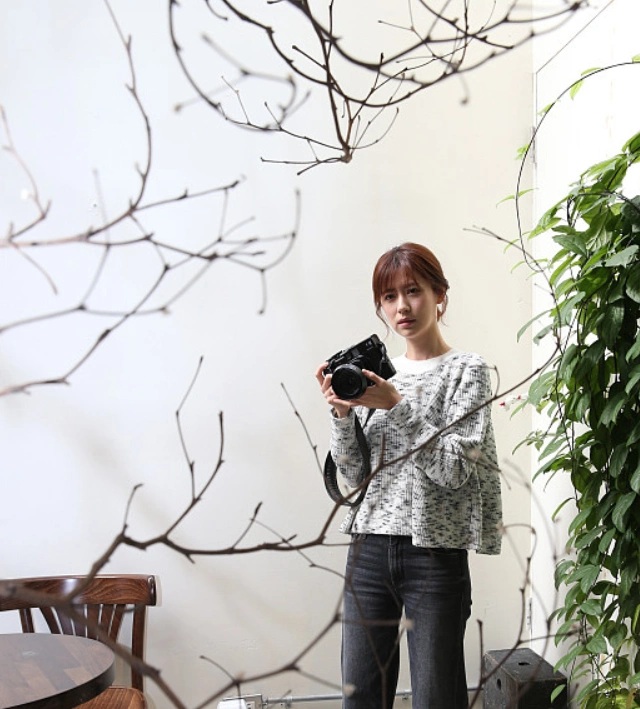 林予晞举单反拍风景化身"文艺女青年",坐花丛摆拍意境唯美