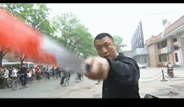 他饰演的刘华强,来到一个水果摊买瓜,先挑衅,后发狠.