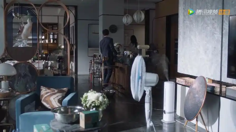 窗外就是繁华的黄浦江和东方明珠,上海陆家嘴的一线滨江风景尽收眼底