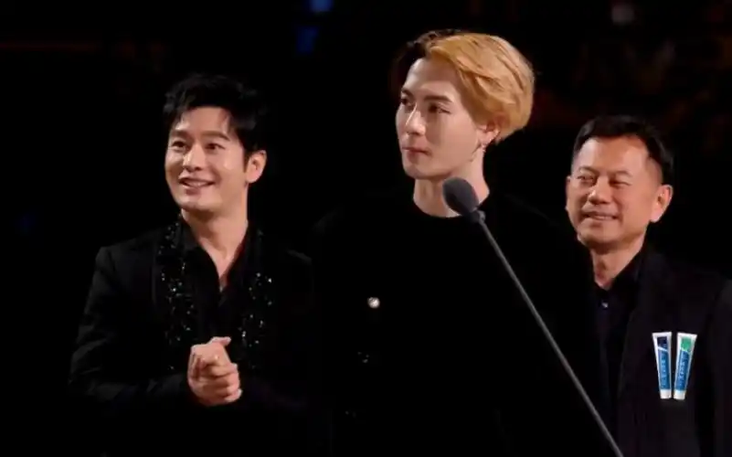 王嘉尔 年度最具海外影响力艺人王嘉尔:跟(黄晓明)已经安排上了