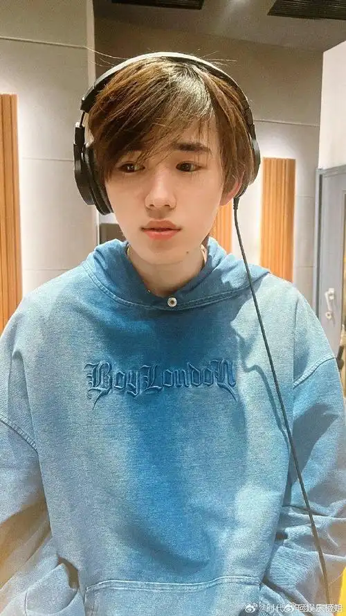 宋亚轩晒出一组录音照这是要有新歌啦