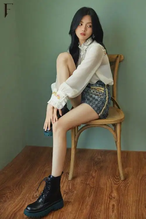 杨超越迈不开腿#刚蹬完三轮就疯狂跑步,超越妹妹疯狂吐槽腿像租来 !!