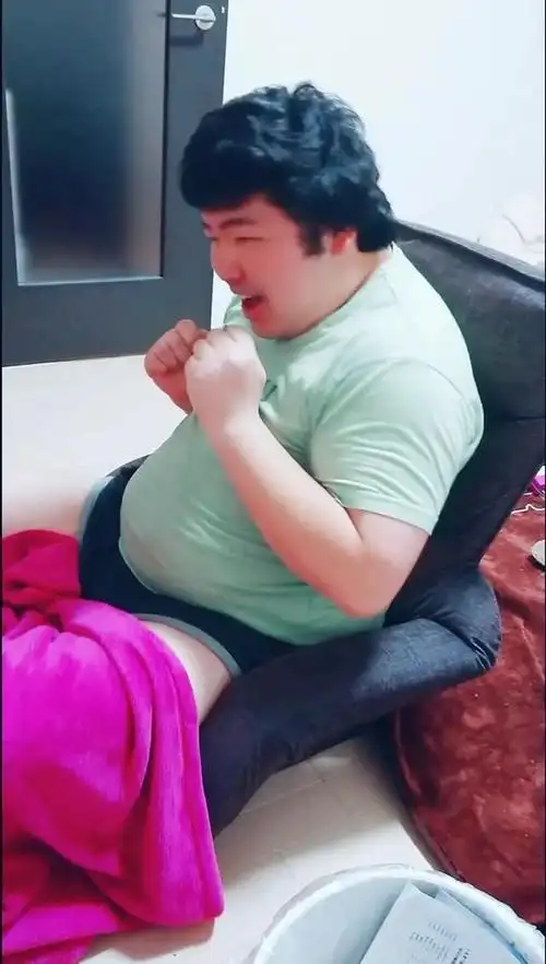 日本"肥丑穷"无业男因交到漂亮女友爆红网络