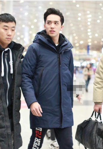 许魏洲现身机场非常干净帅气穿衣单薄就是感觉有点冷