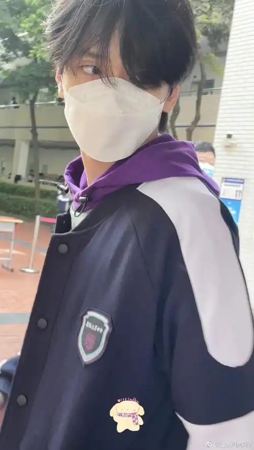 严浩翔高中毕业照p的#关于一些巴蜀学长严浩翔的校服照!