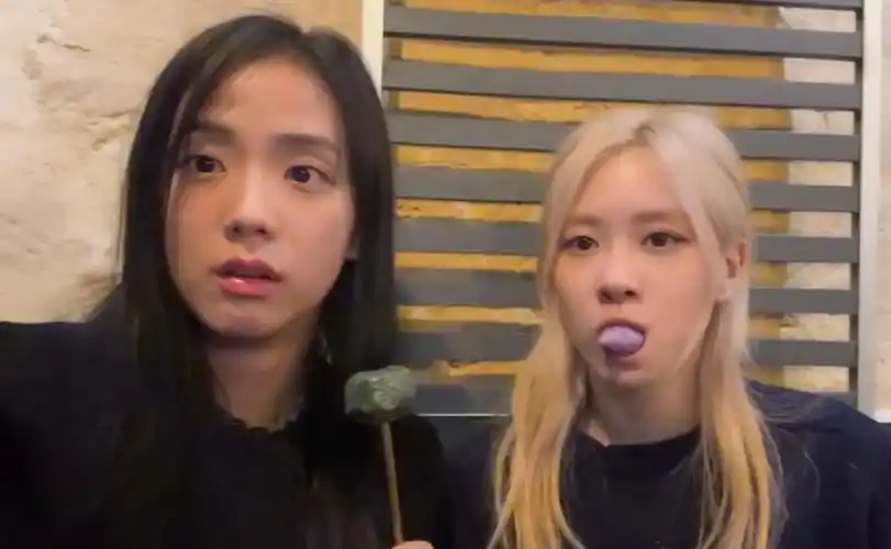 rose朴彩英和jisoo金智秀俩姐妹去年国外一起庆祝中秋节～俩人在一起