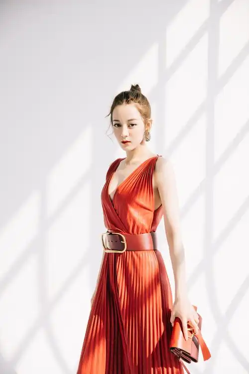 迪丽热巴出席活动美照曝光,换了新发色,身着百褶裙性感不失可爱