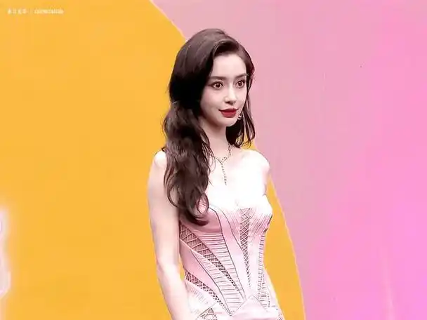 杨颖身穿versace2023春夏高定粉色抹胸羽毛裙出席芭莎icon活动