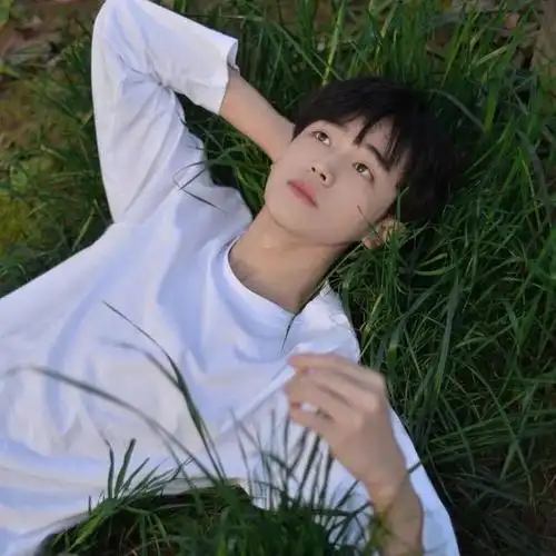 男生帅气背景图,男生帅气背景图片动漫(优雅帅气男生头像)