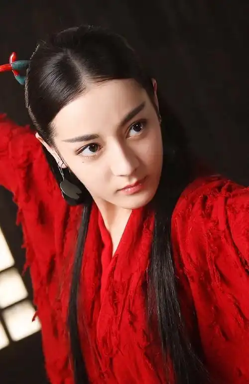 迪丽热巴《烈火如歌》剧照,一袭红衣,英姿飒爽