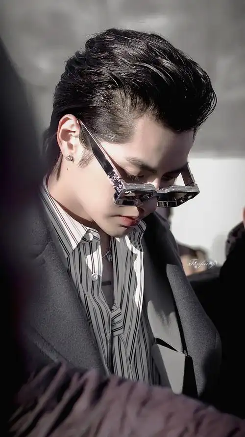 2020吴亦凡2020品牌秋冬系列大秀_高清图片大全-爱豆app