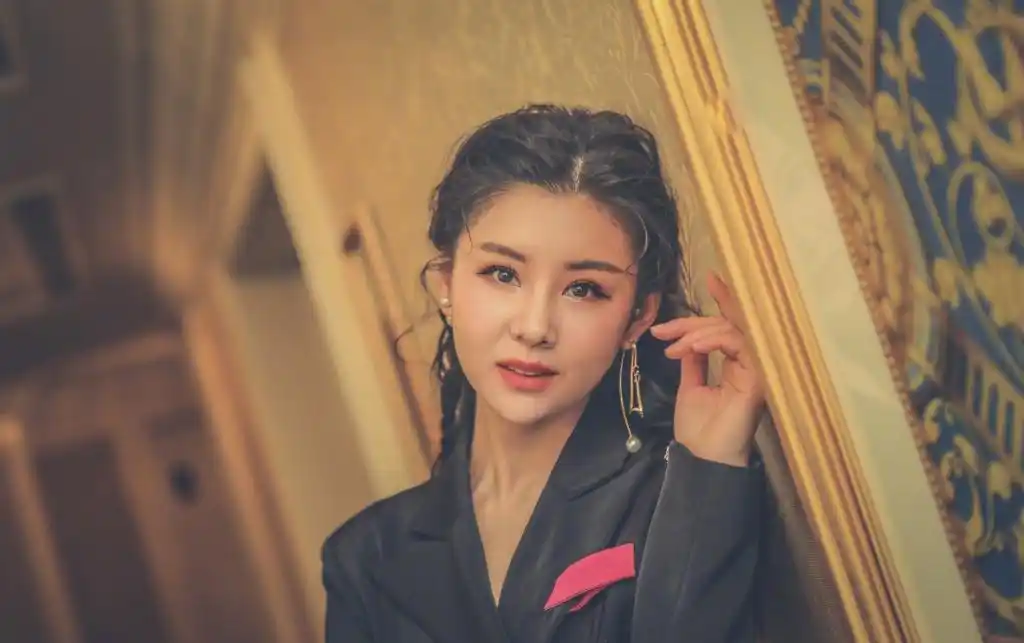 李小萌冻龄女神啊!超短发搭配深蓝色连衣裙利落又潇洒,好看帅气