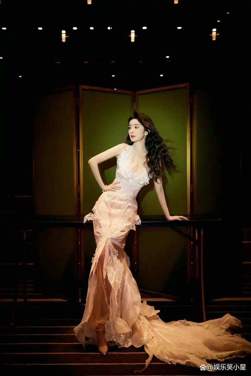 杨幂芭莎蕾丝纱裙造型