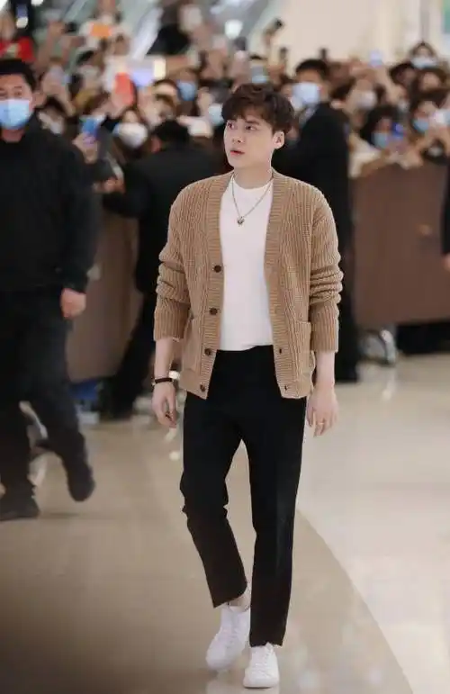 李易峰时尚感很强,私服品味也很不错,即便只是普通单品,经过简单搭配