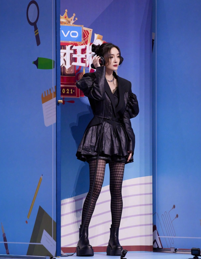 杨幂录《王牌对王牌》成c位?穿黑丝袜唱爱的供养,衬得一旁关晓彤好土_