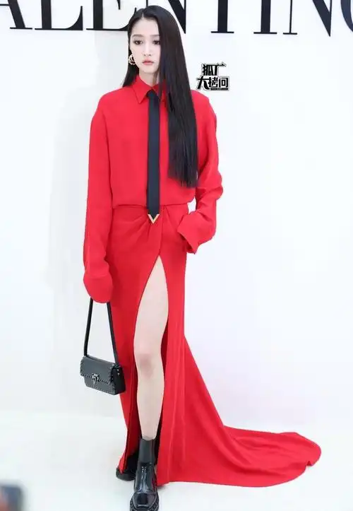 关晓彤今日份活动造型高开叉红裙77烟熏妆黑长直!