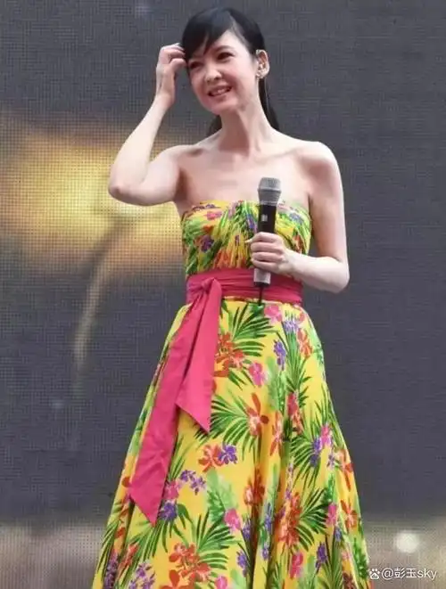 然而最近,周慧敏公开了一组修图前后对比的照片,暴露出了55岁的真实